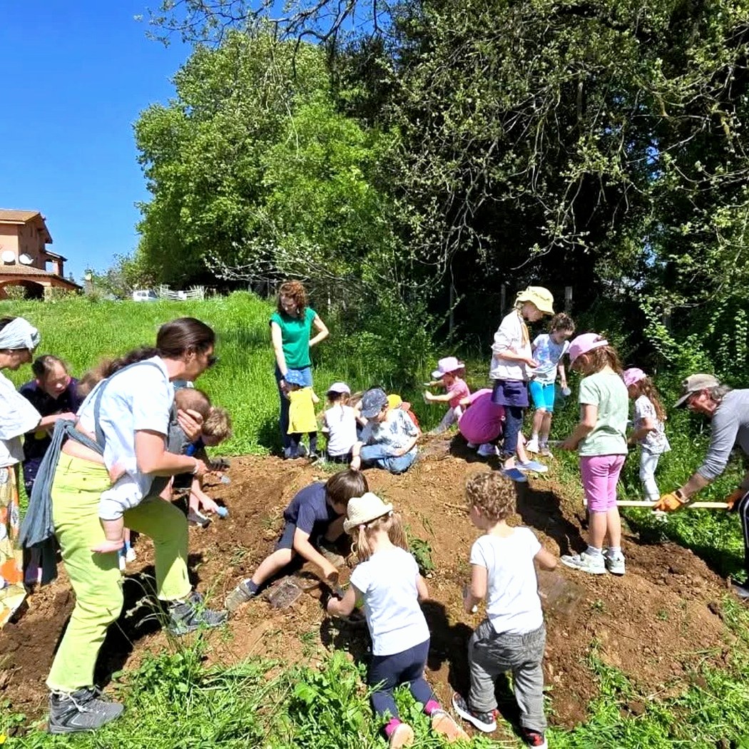 Bambini e famiglie che lavorano la terra insieme all'aperto